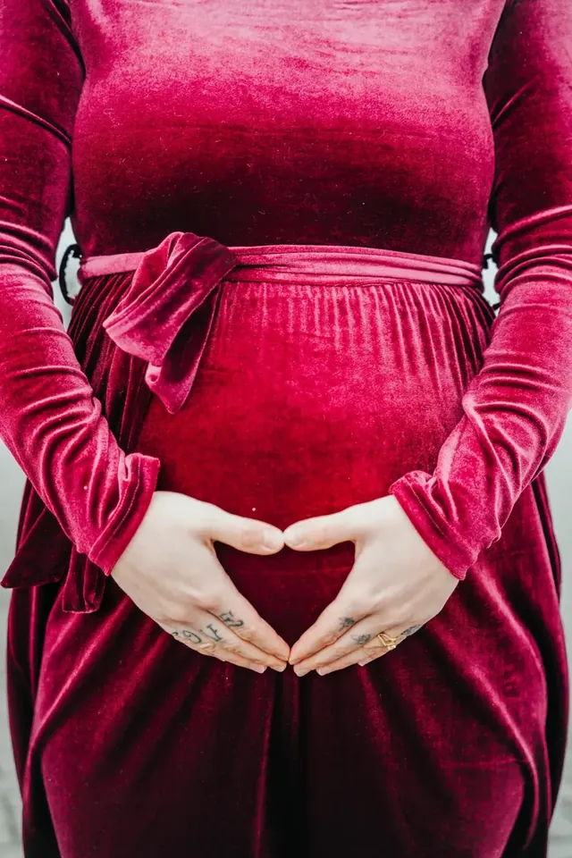 Outdoor maternity portrait