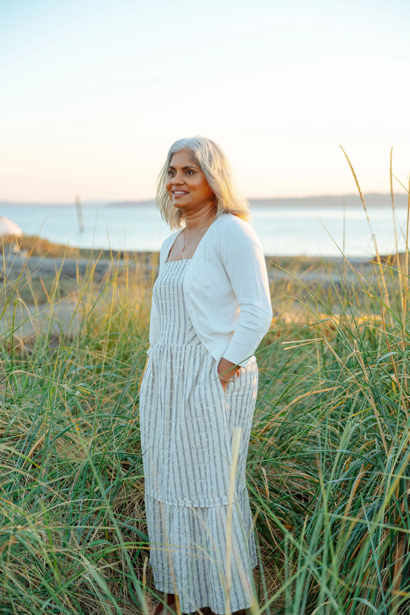 Portrait on the shoreline in evening light